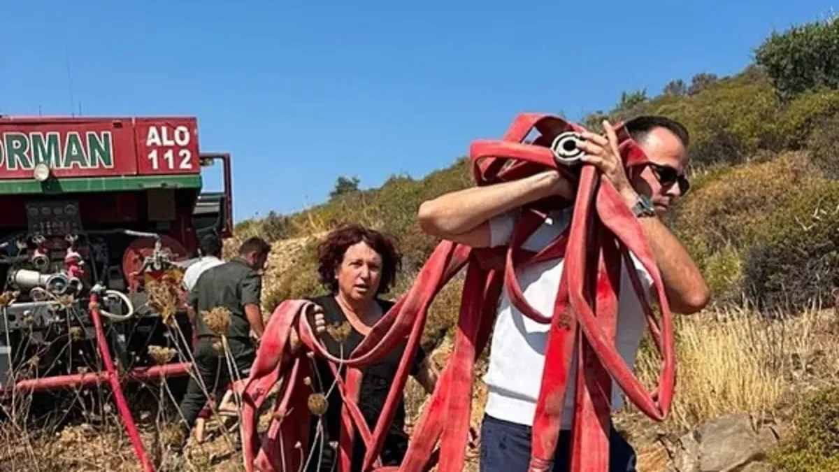 Karaburun Belediye Başkanı yangına müdahale etti