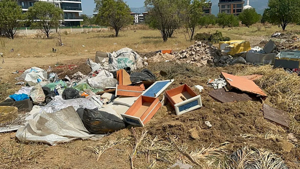 Kemalpaşa Belediyesi'nin arkasındaki boş arazide çöp yığınları oluştu