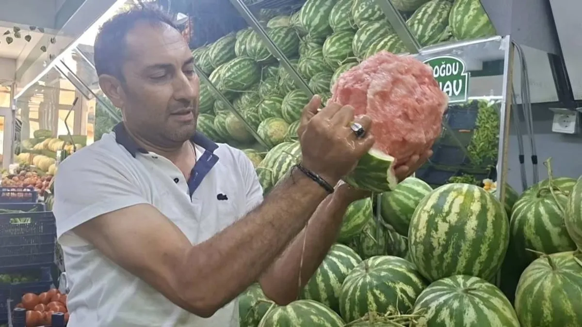 Kütahya'da karpuz el gücüyle soyuldu